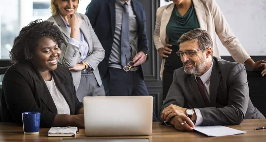 Equipe de profissionais de marketing discutindo estratégias de SEO.
