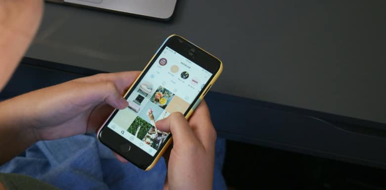 A importância do trabalho Off-Page: como ele é essencial para o seu negócio Imagem de uma pessoa olhando fotos no celular