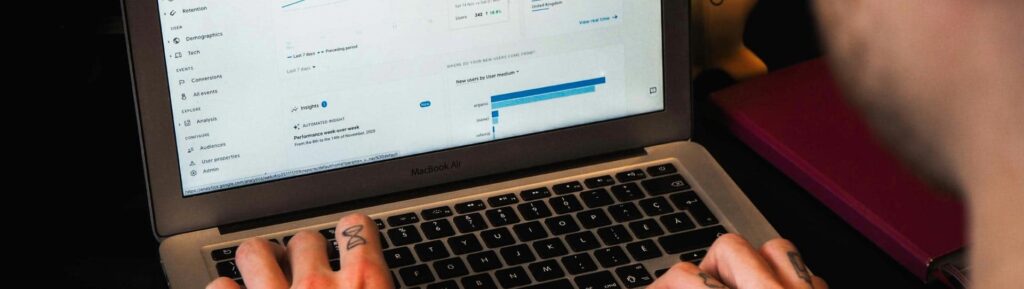 Imagem de pessoa digitando num computador