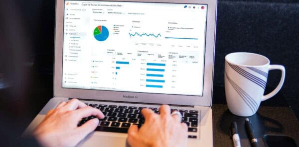 Como configurar o Google Analytics Imagem de computador aberto com dados