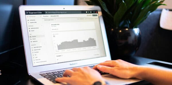 Como configurar o Google Analytics Imagem de computador aberto com dados
