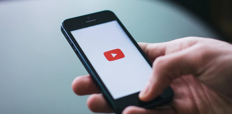 Blogpost e YouTube: por que embedar vídeos no conteúdo de blog pode ser positivo para o SEO? Imagem de Youtube aberto em celular