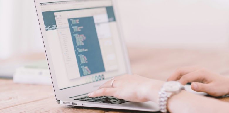 Diferença entre HTTP e HTTPS Imagem de pessoa digitando