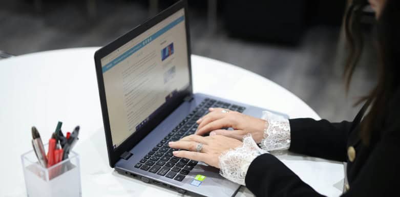 Como melhorar o CTR? Imagem de notebook aberto e pessoa digitando