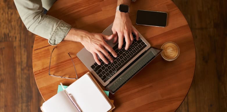 Blog: tudo sobre esse tipo de site Imagem de pessoa digitando