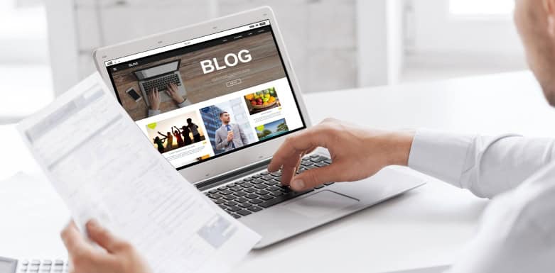 Blog: tudo sobre esse tipo de site Imagem de pessoa digitando