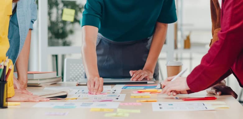 Branding: o que é e como pode impactar o SEO Equipe olhando um planejamento estratégico.