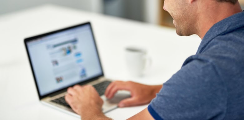 Breadcrumb: o que é e qual a sua importância Imagem de pessoa digitando