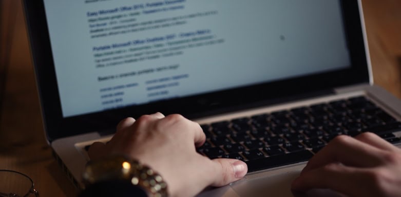 Campo semântico: confira sua relevância para a estratégia de SEO Mão no teclado do notebook, aberto em busca do Google.