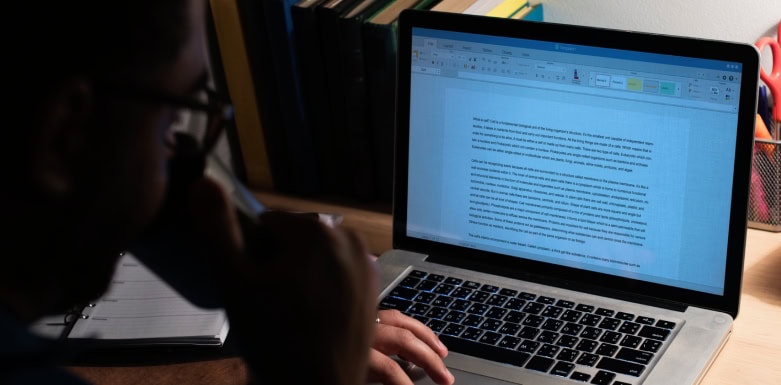 Campo semântico: confira sua relevância para a estratégia de SEO Homem lendo texto no computador.
