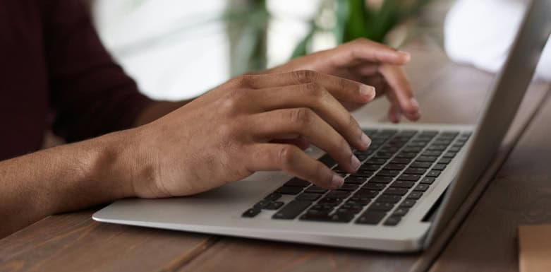 Como configurar o CMS Pessoa digitando no teclado do computador.