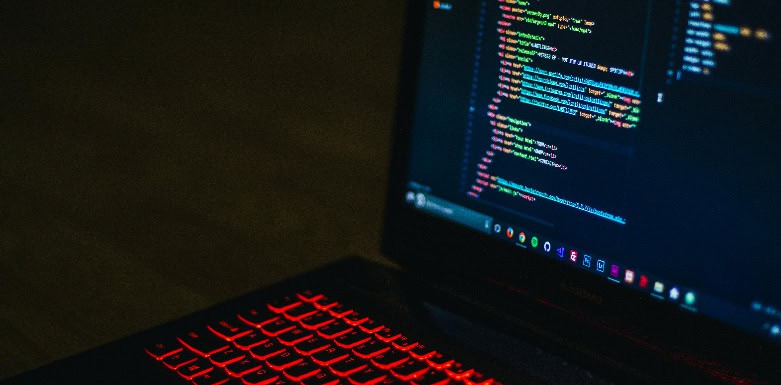 Importância dos dados estruturados para o sucesso do projeto de SEO Código HTML no computador.