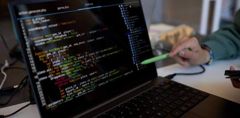 HTML5: evolução, funcionalidades e boas práticas Código de HTML em computador.