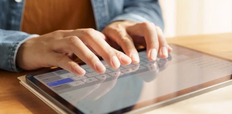 Hub de conteúdo: conheça esse tipo de página Pessoa digitando num tablet.