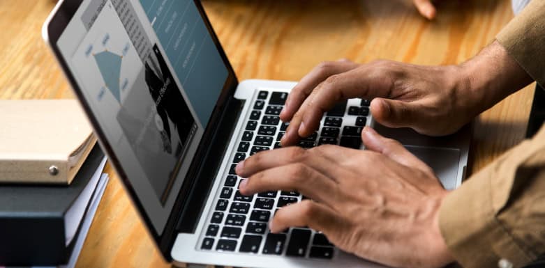 Landing Page Pessoa digitando no computador.