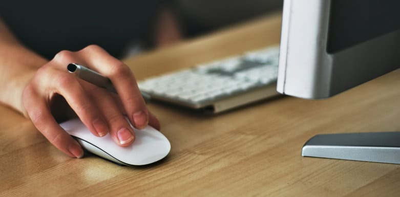 Link interno: conheça sua importância no projeto de SEO! Imagem de pessoa digitando