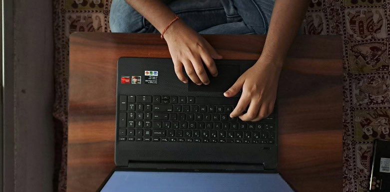Palavra-chave: saiba tudo sobre esse recurso Mãos no teclado do notebook.