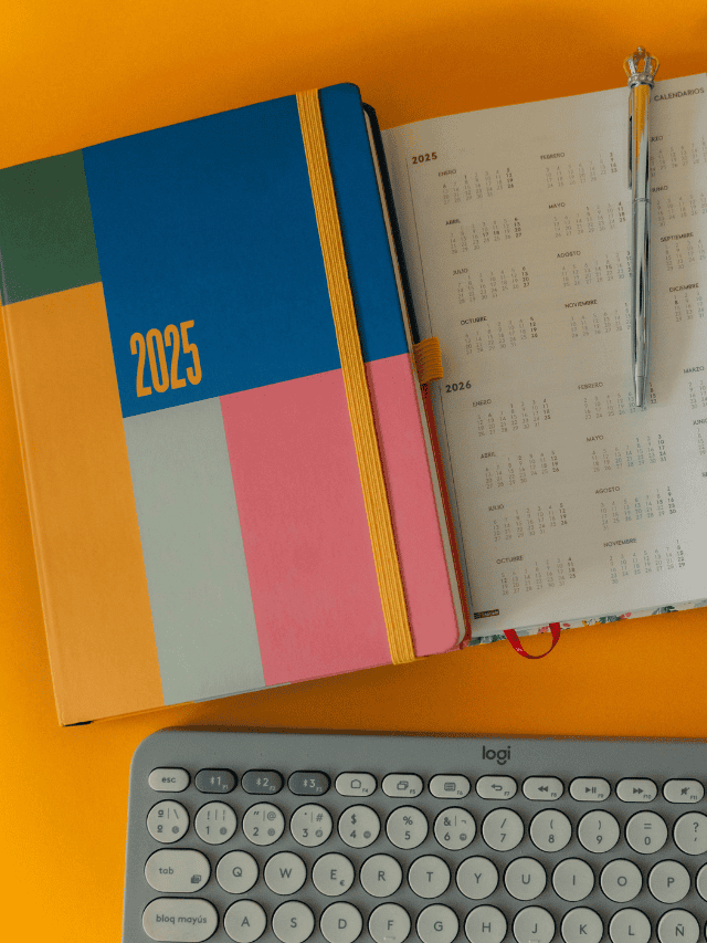 Agenda de 2025 ao lado de teclado.