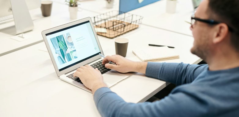 Rastreamento Google: como funciona? Imagem de pessoa usando computador