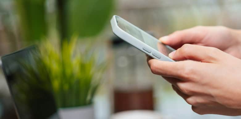 Subdomínio: veja a importância para o seu projeto de SEO! Mãos segurando celular.