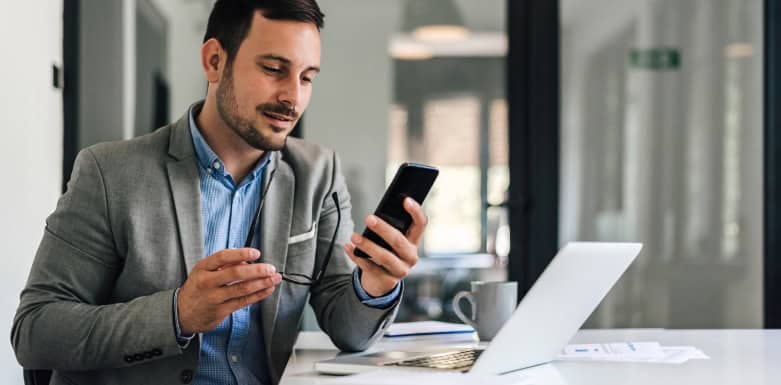 Tempo de permanência: entenda a relevância desse fator para o SEO Homem olhando o celular.