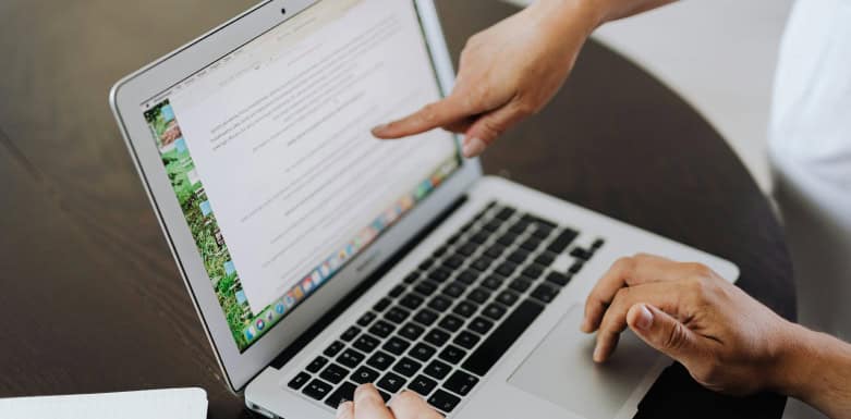 Imagem de pessoa digitando