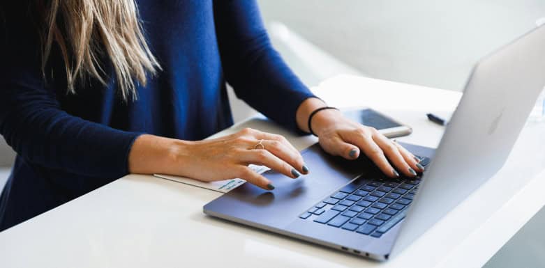 Cross-link SEO Mulher digitando no notebook.