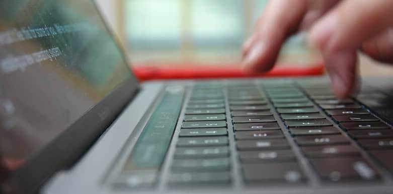 Cross-link SEO Pessoa digitando no teclado.