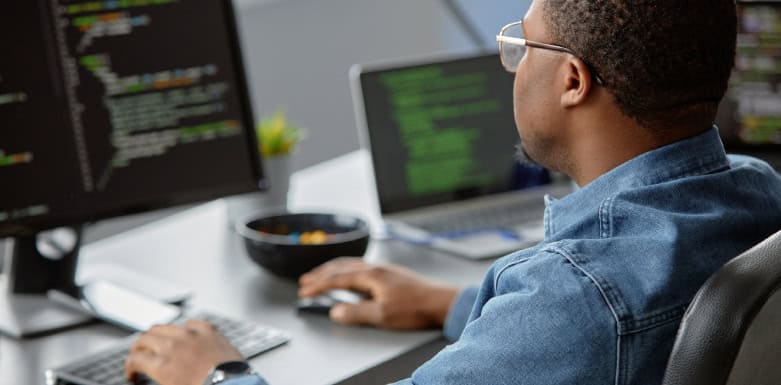 Erro 429: conheça mais sobre esse problema Imagem de pessoa no computador