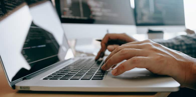 Erro 429: conheça mais sobre esse problema Imagem de pessoa no computador