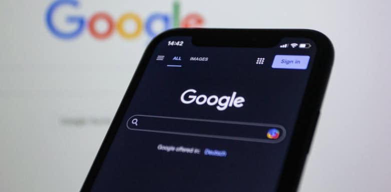 Google Autocomplete Celular e computador aberto na busca do Google.