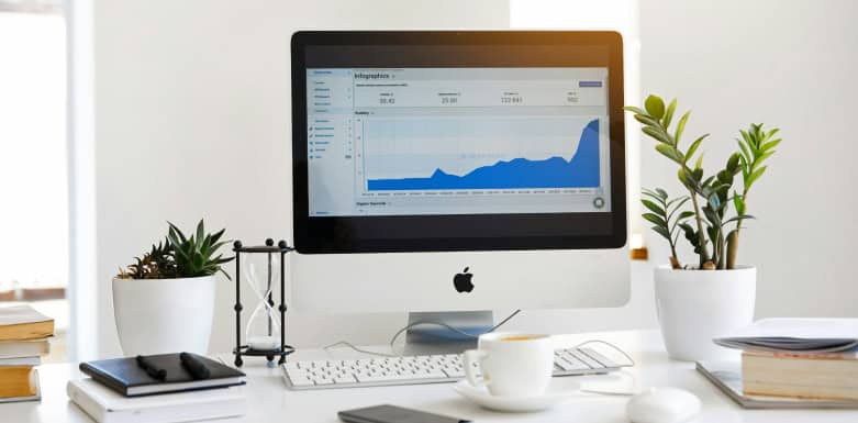 O que é SEO programático? Computador com gráfico de resultados aberto.