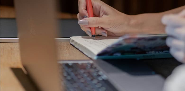 SEO holístico Imagem de pessoa escrevendo
