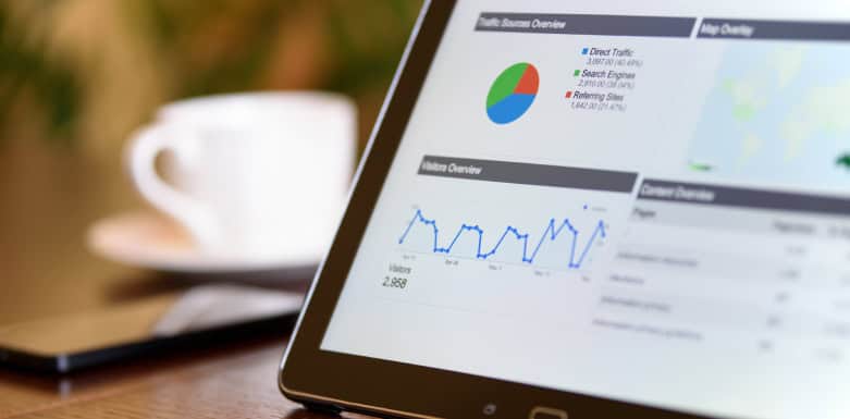 Como aumentar o tráfego do site: veja as principais práticas Tela do tablet em documento com gráficos.