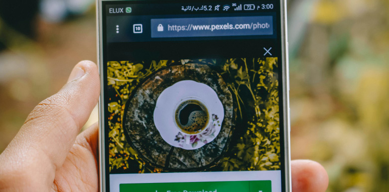 Como redirecionar um URL para outro: entenda o processo e as boas práticas Página da web aberta no celular.
