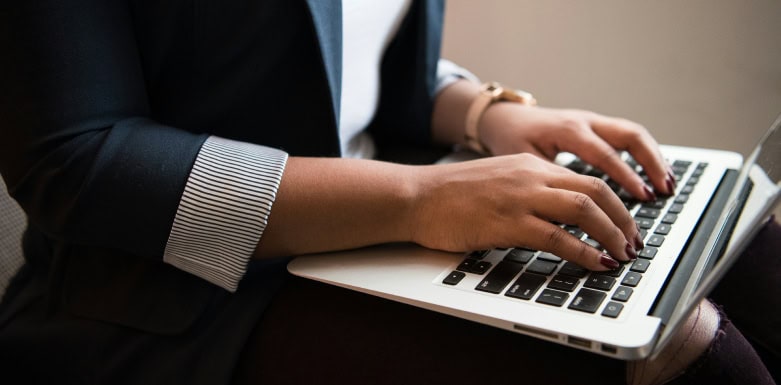 Como redirecionar um URL para outro: entenda o processo e as boas práticas Mulher digitando no notebook.