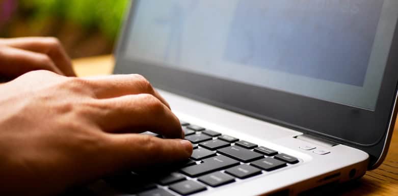 Content pruning: atualização de conteúdos para melhoria de resultados Imagem de pessoa mexendo em computador