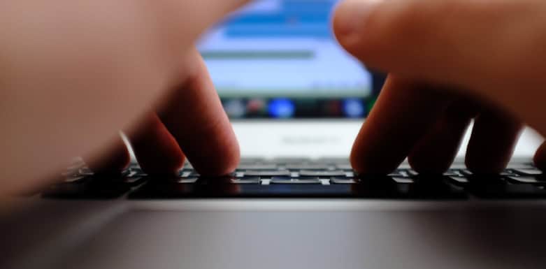 Content pruning: atualização de conteúdos para melhoria de resultados Imagem de pessoa mexendo em computador