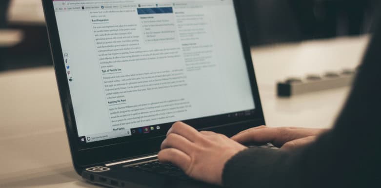 Ferramentas utilizadas para manter a qualidade da produção dos conteúdos: quais são as melhores? Imagem de pessoa digitando