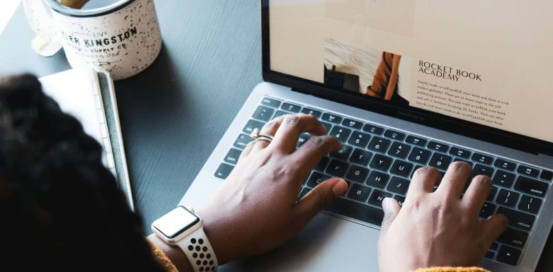 SEO inclusivo: técnicas para criar um conteúdo acessível e relevante Pessoa navegando por página da internet.