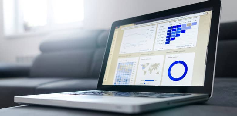 SEO sazonal: conheça mais sobre essa prática! Computador em página de resultados.