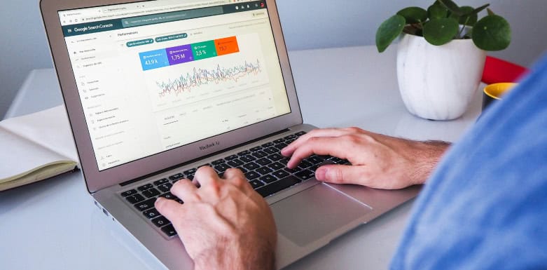 Tipos de palavra-chave: conheça e saiba como usá-las no projeto de SEO! Mãos no teclado do notebook aberto no Search Console.