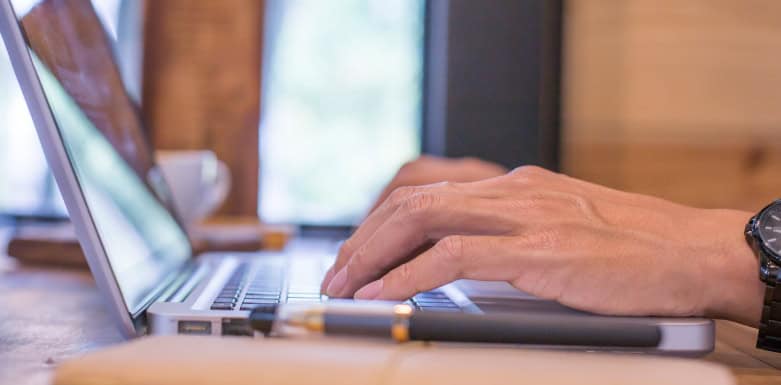 Yoast SEO: entenda tudo sobre a ferramenta Mãos digitando no teclado do computador.
