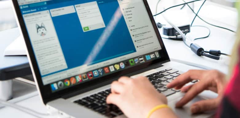 Qual é o impacto da hospedagem e do servidor na performance do site? Imagem de pessoa digitando