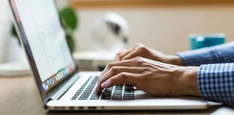 LCP: saiba mais sobre a métrica! Imagem de pessoa digitando