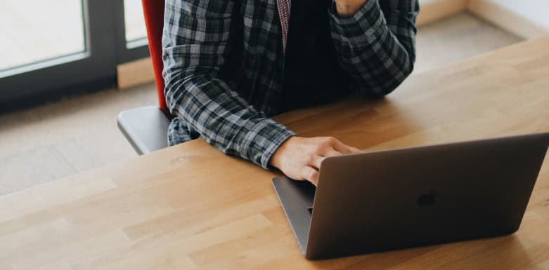 iFrame: entenda a importância para o seu projeto de SEO Imagem de pessoa mexendo no computador