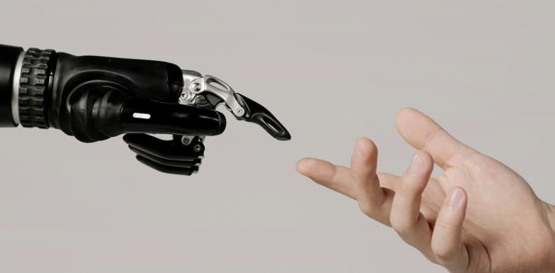 Como a AI Overview pode afetar o tráfego orgânico? Imagem de mão robótica e mão humana