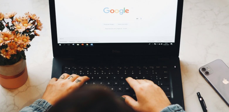 Otimização de palavras-chave: entenda tudo sobre esse processo Imagem de pessoa digitando em computador
