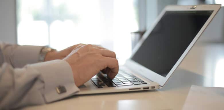 SEO em Shopify: saiba por que a prática é importante Imagem de pessoa digitando
