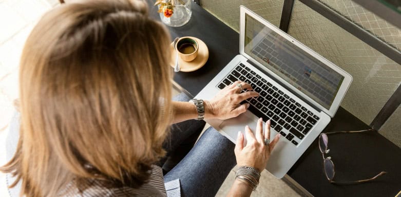 SEO em Shopify: saiba por que a prática é importante Imagem de pessoa digitando